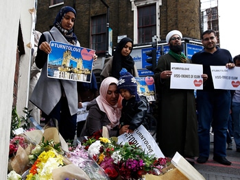 RNS Muslims prayRTX38ZVHc