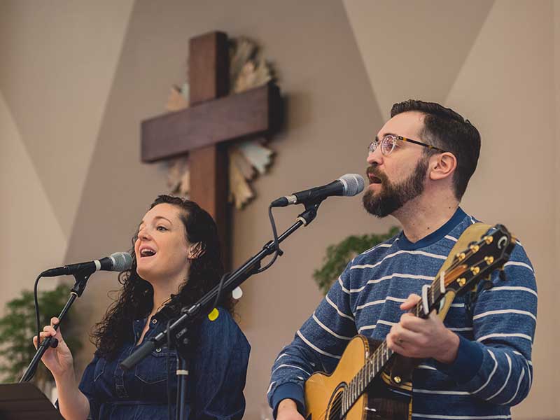 Ryan Flannigan and his colleague lead congregational song at All Saints Dallas, January 2017. Photo by Serkan Zanagar