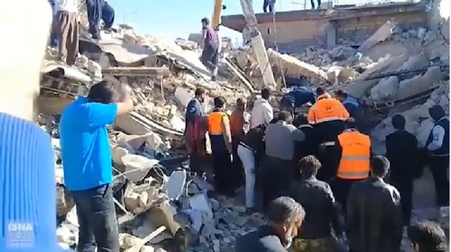 Iranian survivors of Nov. 12 earthquake at the border with Iraq begin digging through the rubble. (ISAN-CNN screen capture)