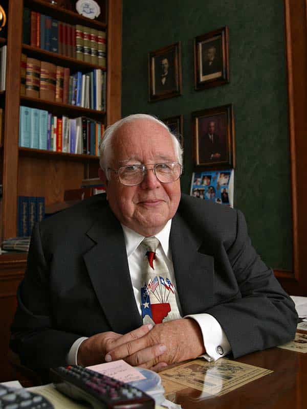 Former Judge Paul Pressler, who played a leading role in wresting control of the Southern Baptist Convention from moderates starting in 1979, poses for a photo in his home in Houston on May 30, 2004. (AP Photo /Michael Stravato; caption amended by RNS)