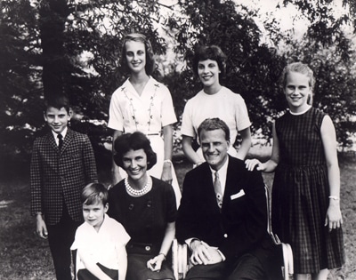 (1963) Billy Graham pictured with his wife and children. Standing left to right are Franklin, 10; Ann,14; Virginia, 17 (she weds shortly after this pic was taken); and Ruth, 12. Seated are Ned, 4; and husband and wife, Ruth and Billy Graham. Religion News Service file photo