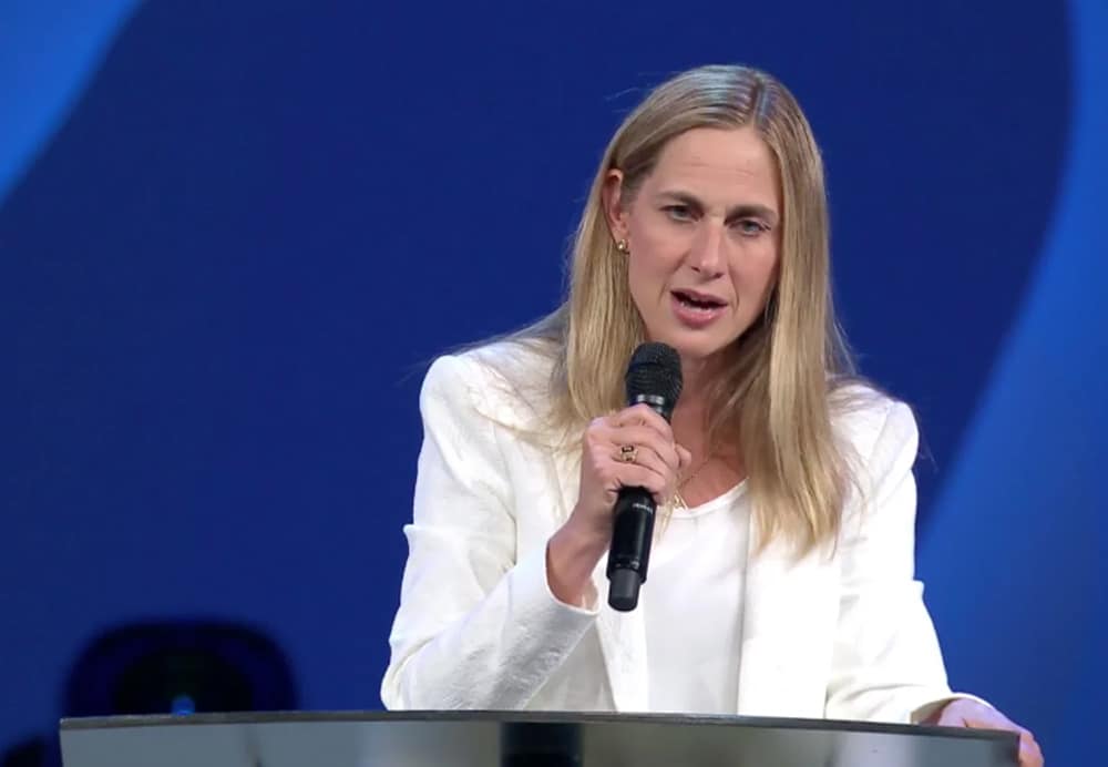 Willow Creek Community Church lead pastor Heather Larson announces her resignation Aug. 8, 2018, at a “family meeting” at the megachurch’s main campus in South Barrington, Ill. Screen grab via WillowCreek.tv