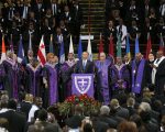 Barack Obama sings at funeral