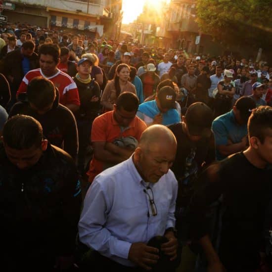 Salvadorean migrants pray (The Guardian)