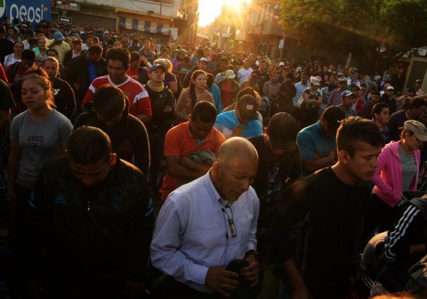 Salvadorean migrants pray (The Guardian)