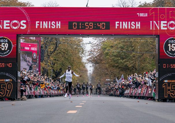Eliud Kipchoge crosses finish line