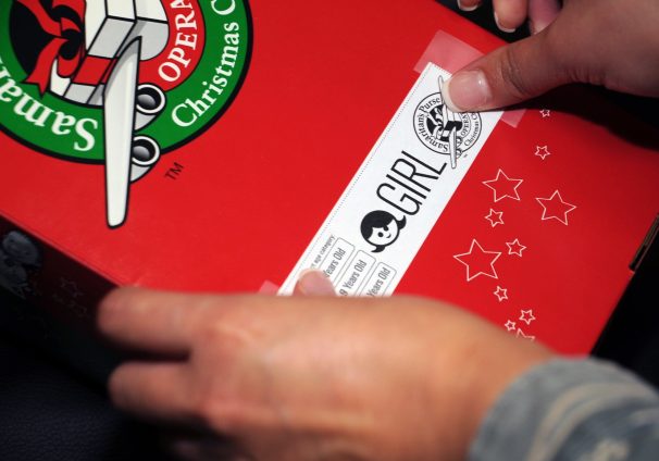 putting label on shoebox