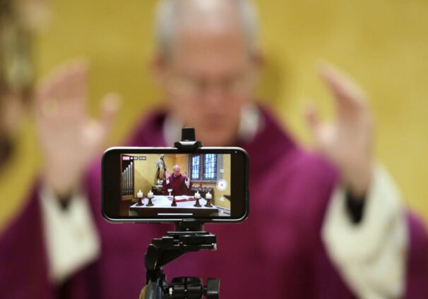 Cell phone is used to livestream